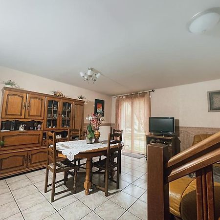 Apartamento La Perle Rose Only Women Femmes Uniquement Vénissieux Exterior foto